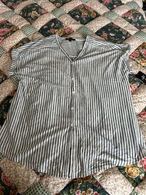 A—Lily Black and White Vertical Stripe Short-Sleeve Button-Up Shirt